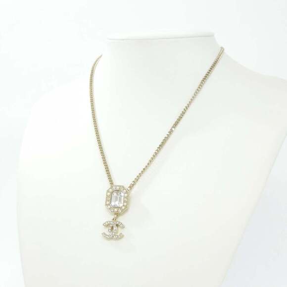 CHANEL Authentic White Necklace - Picture 5 of 5